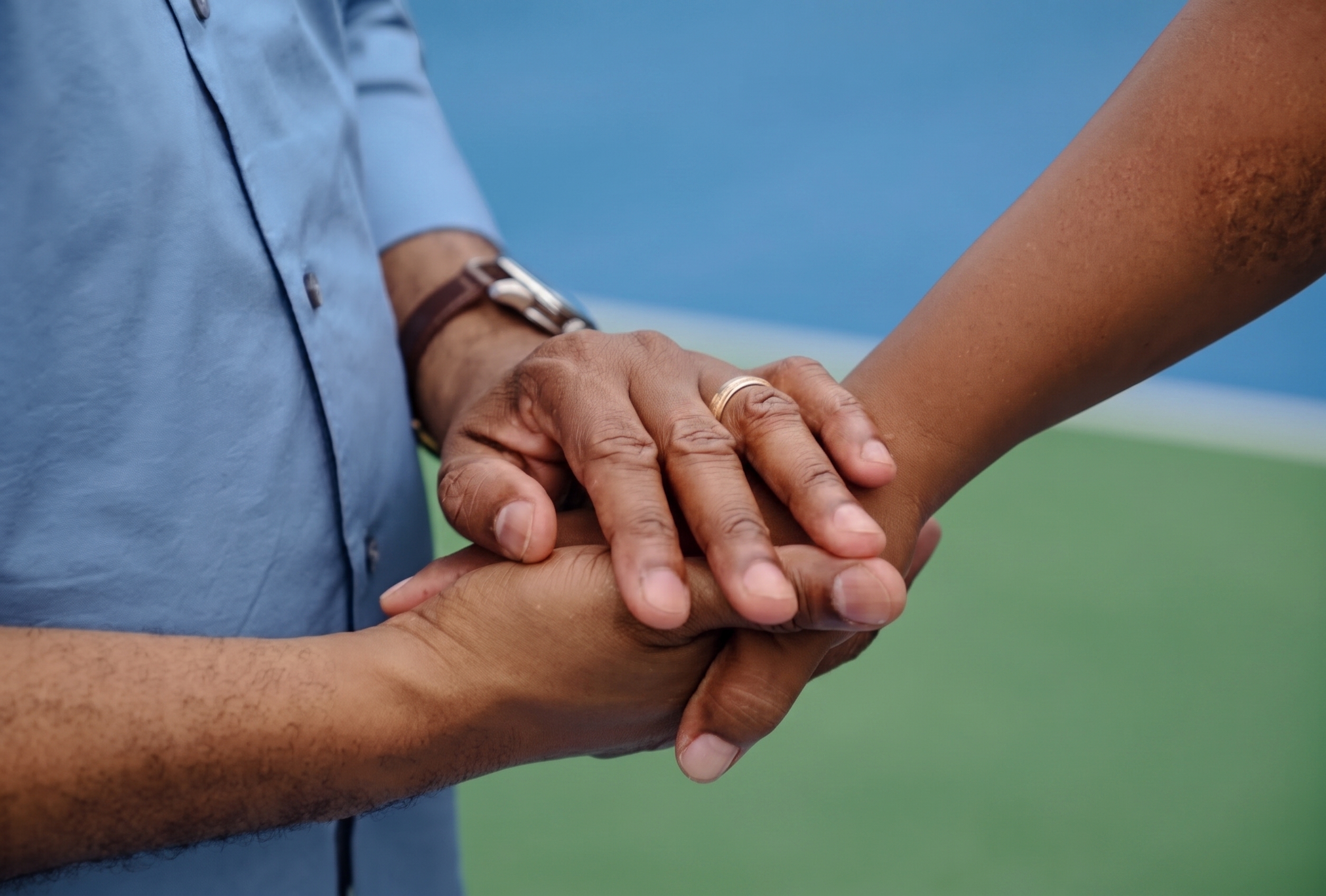 Dos personas de TMASI tomadas de la mano